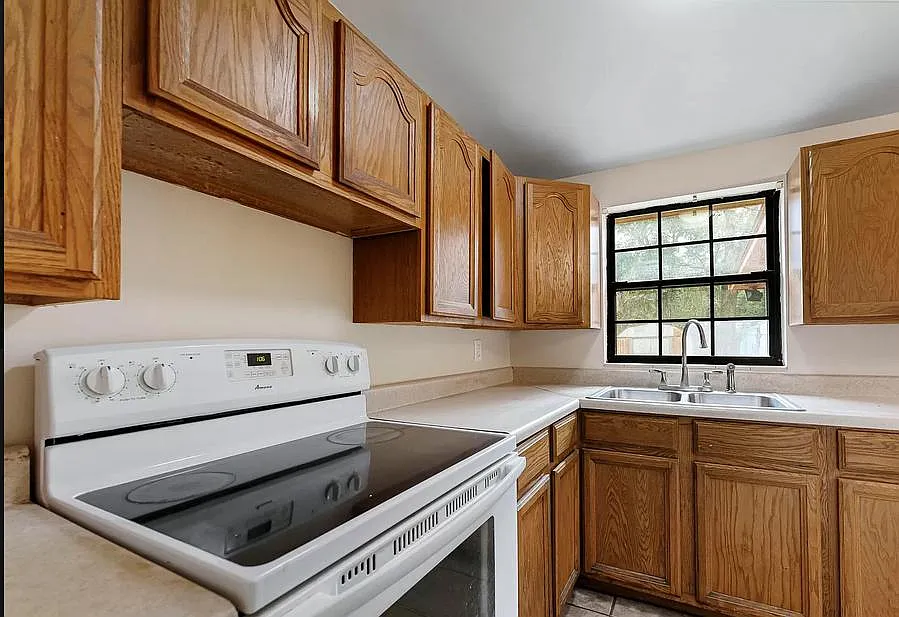 7510 N Ridgeway Rd — Photo 3