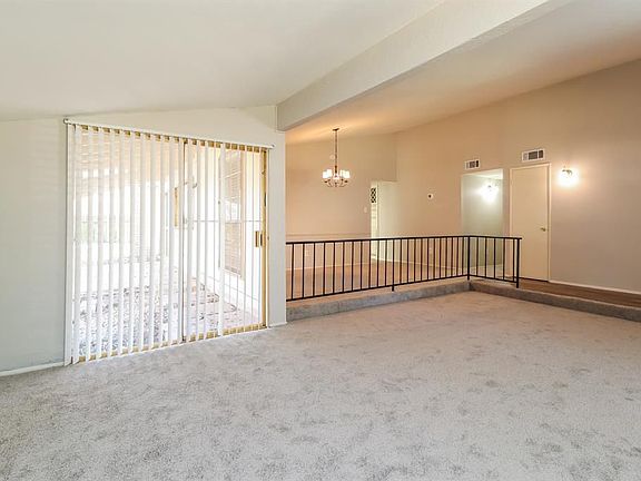 4th image of 2215 Woodglen Dr