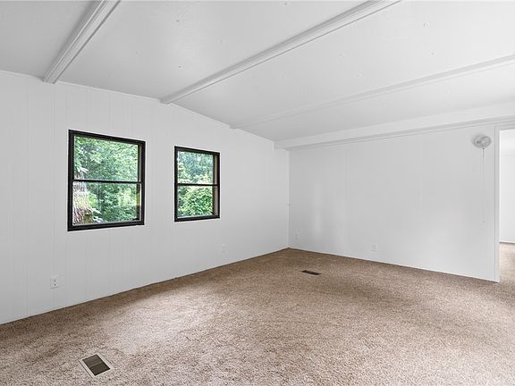 4th image of 310 Lacy St