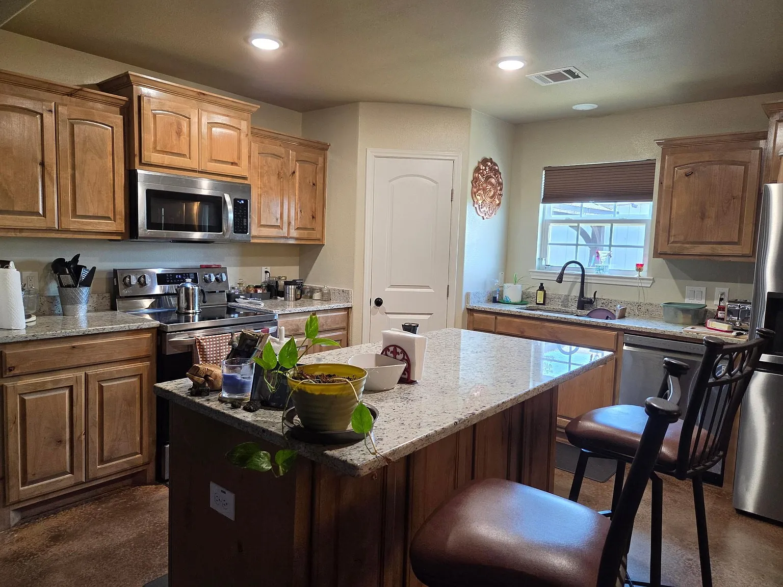 3 bed, 2.0 bath, 1372 sqft, $2,000 — Photo 3