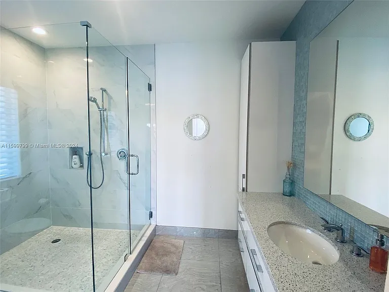 513 Palm Dr — Photo 22