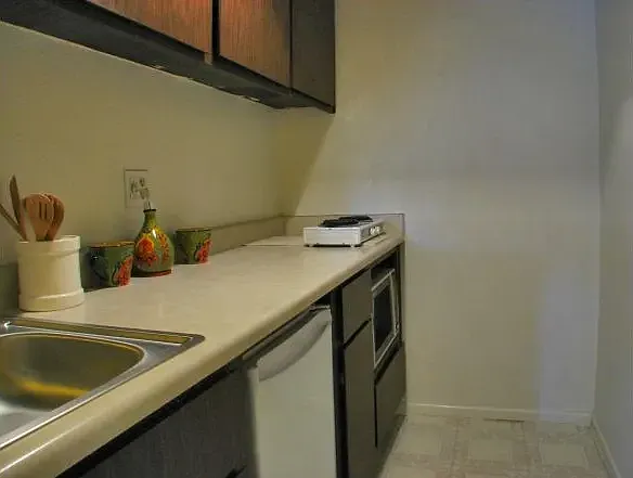 Chateau Gardens Apartments — Photo 12