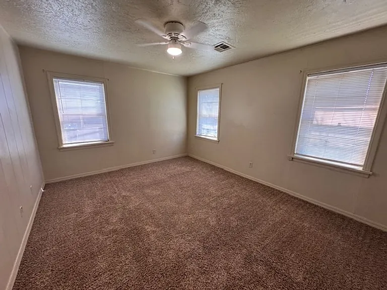 2916 Shirley Ln — Photo 5