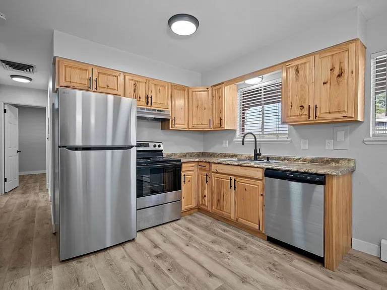 1074 Cedar Way #201 — Photo 4