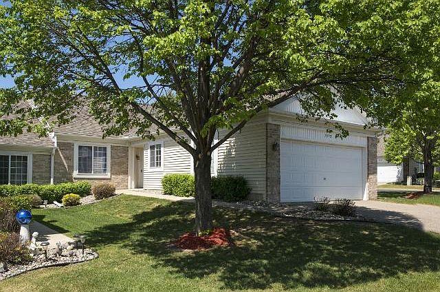 End unit one level handicap accessible townhome. One of the best run associations in Shakopee. Low assn dues.