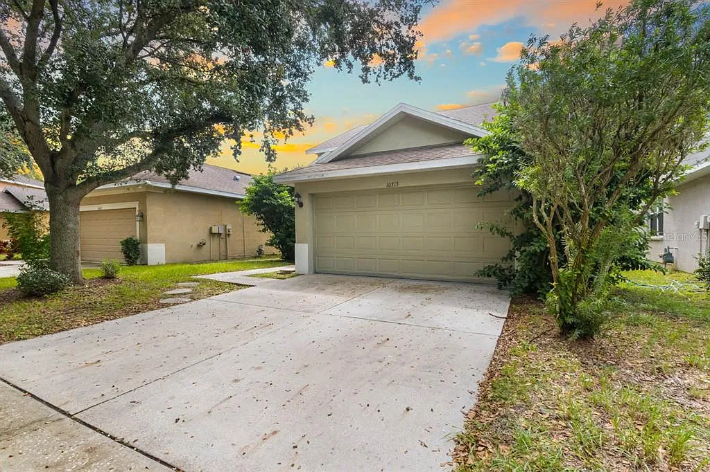 4 bed, 2.5 bath, 1989 sqft, $2,300 — Photo 2