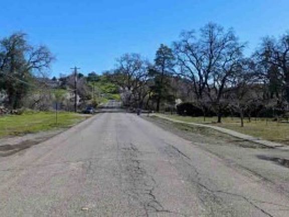 Exterior Neighborhood (street photo)