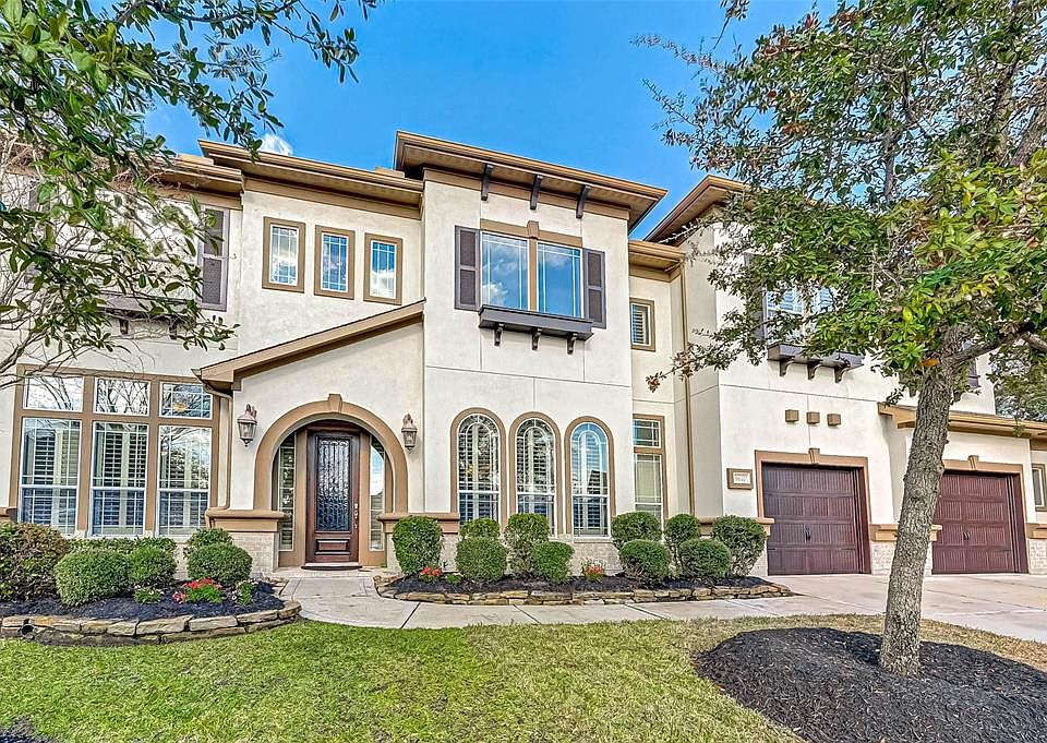 Come home to this beauty featuring a Stucco and Brick exterior that showcase great Curb Appeal!