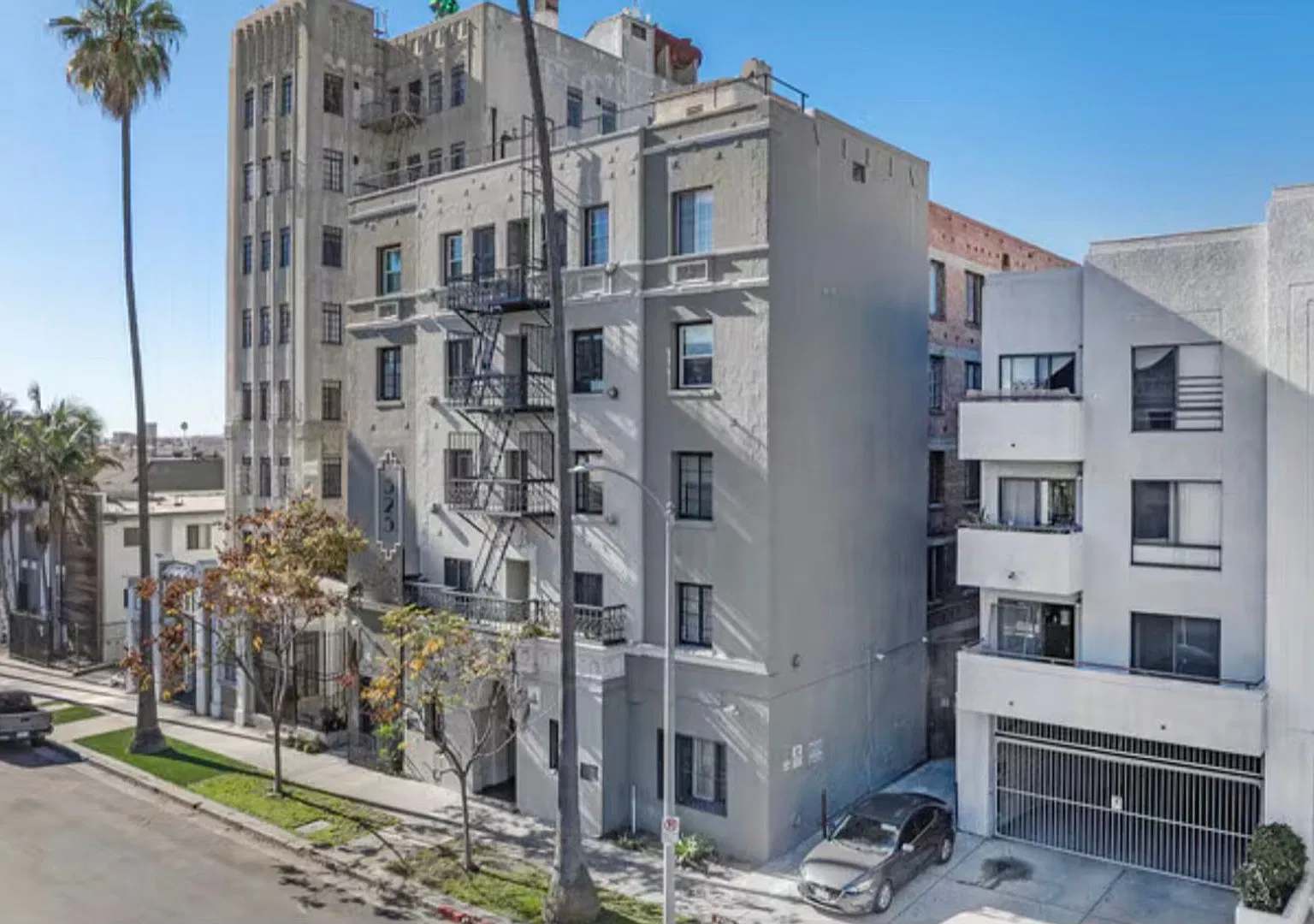 La Chandelle Apts...Charming building...Renovated Apartments Available...Hardwood Floors! — Photo 4