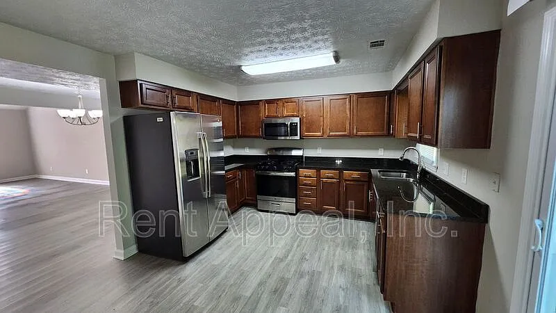 3 bed, 2.5 bath, 1558 sqft, $2,050 — Photo 2