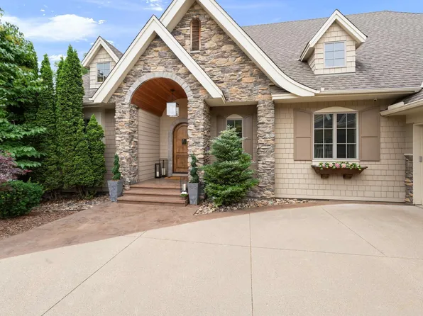 9530 Sky Ln, Eden Prairie, MN 55347