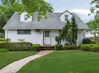 86 Virginia St, Valley Stream, NY 11580