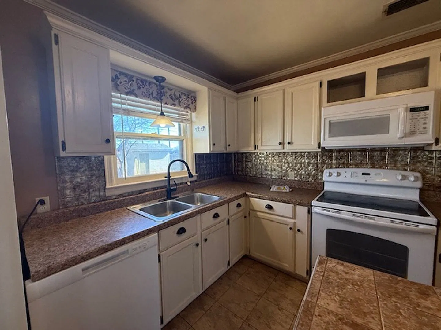 633 Woodlawn — Photo 4