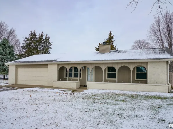 9518 N Brookview Dr, Peoria, IL 61615