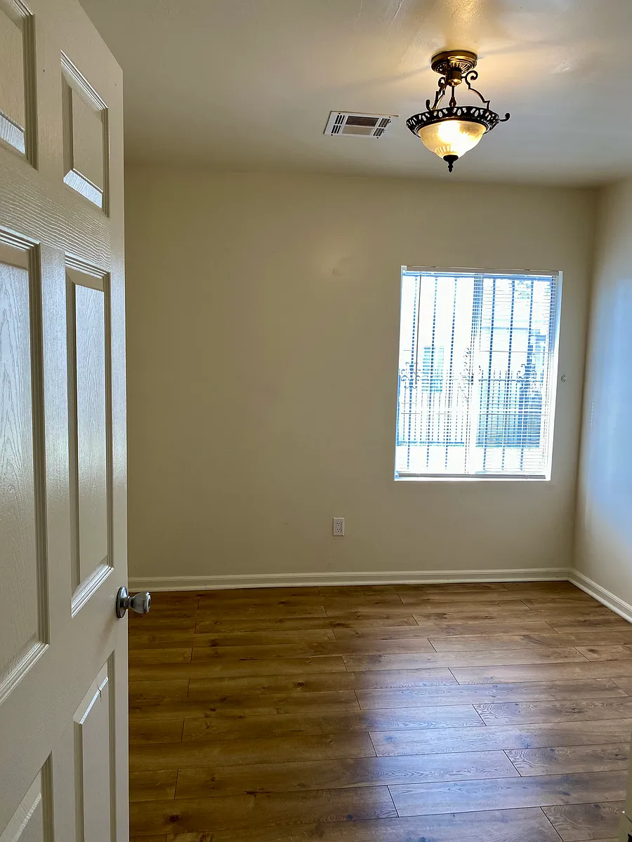 Building Photo - 8620 Bennett Ave #8624