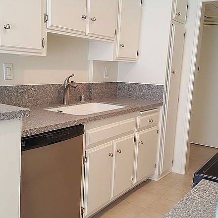 5th image of 5243 Yarmouth Ave Unit 22