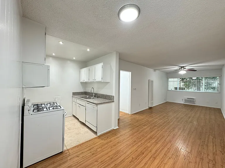14220 Burbank Blvd — Photo 11