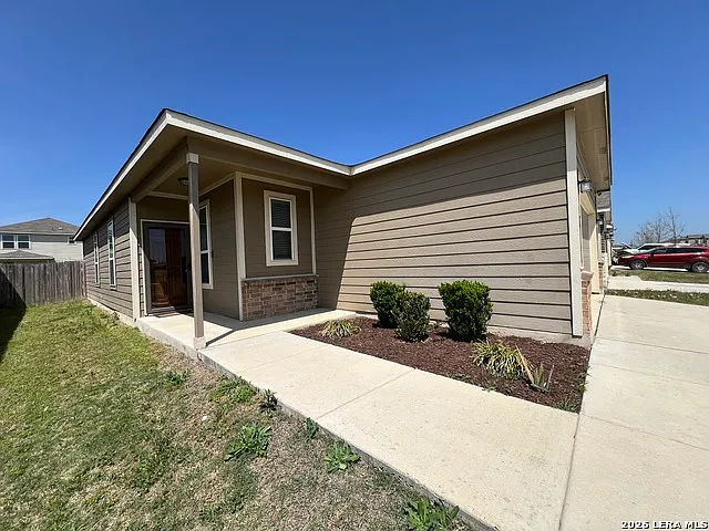 3 bed, 2.0 bath, 1197 sqft, $1,695 — Photo 3