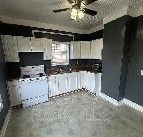 212 S Jackson St — Photo 10