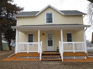 325 E Washington St, Center Point, IA 52213