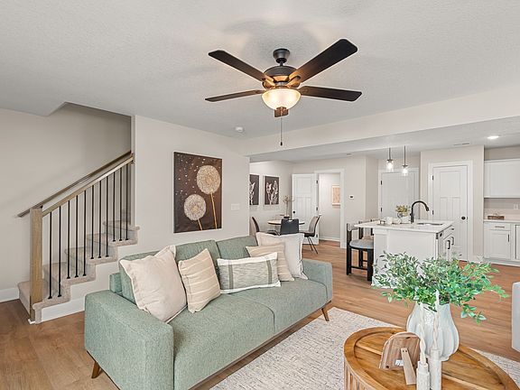 3rd image of 596 NE Hart Ln