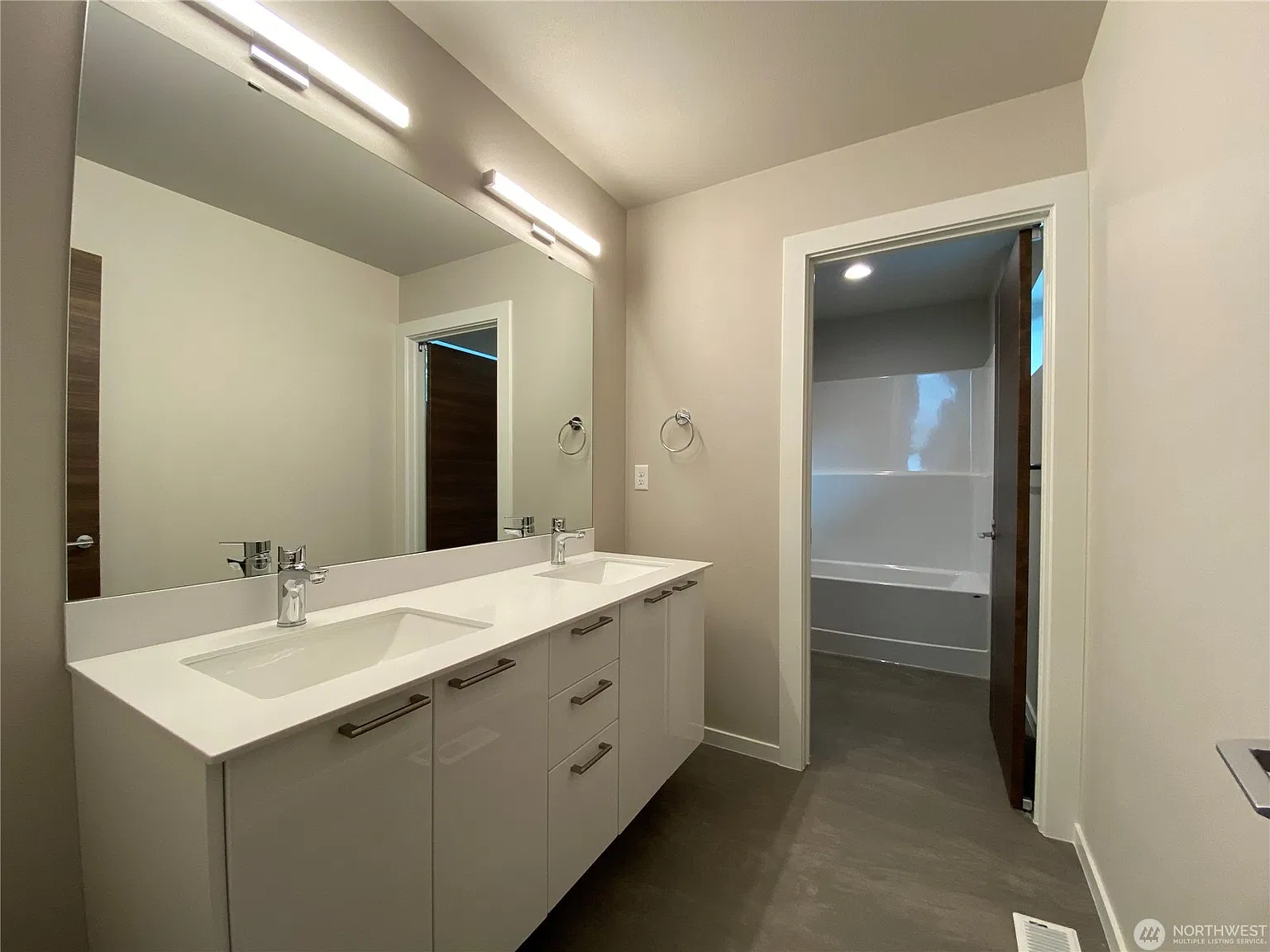 4 bed, 2.5 bath, 2940 sqft, $3,795 — Photo 4