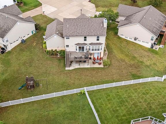 3rd image of 709 Wooded Trail Ct