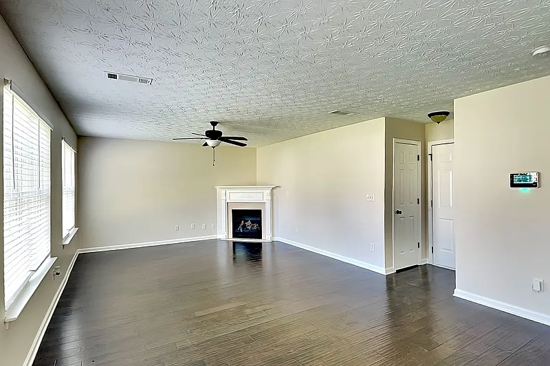 4 bed, 2.5 bath, 2082 sqft, $2,000 — Photo 2