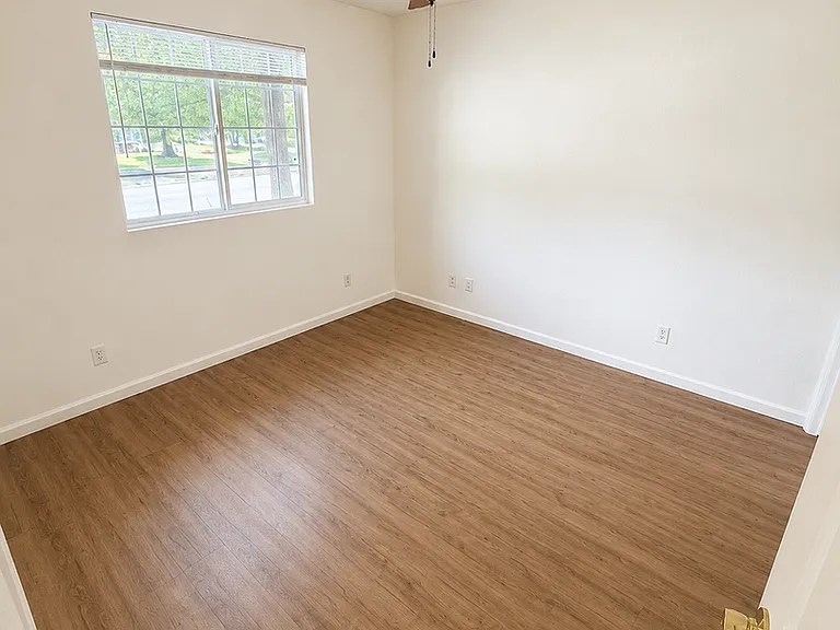 Hartford Square Apartments — Photo 25