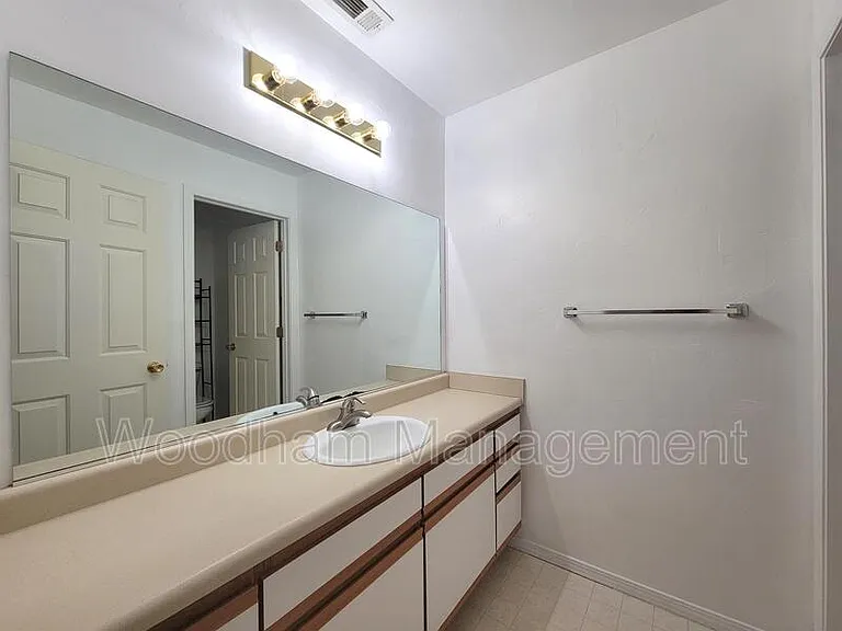 3026 W Villard St #F — Photo 14