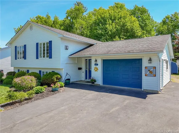 137 Manresa Dr, Fredericton, NB E3A 9S9