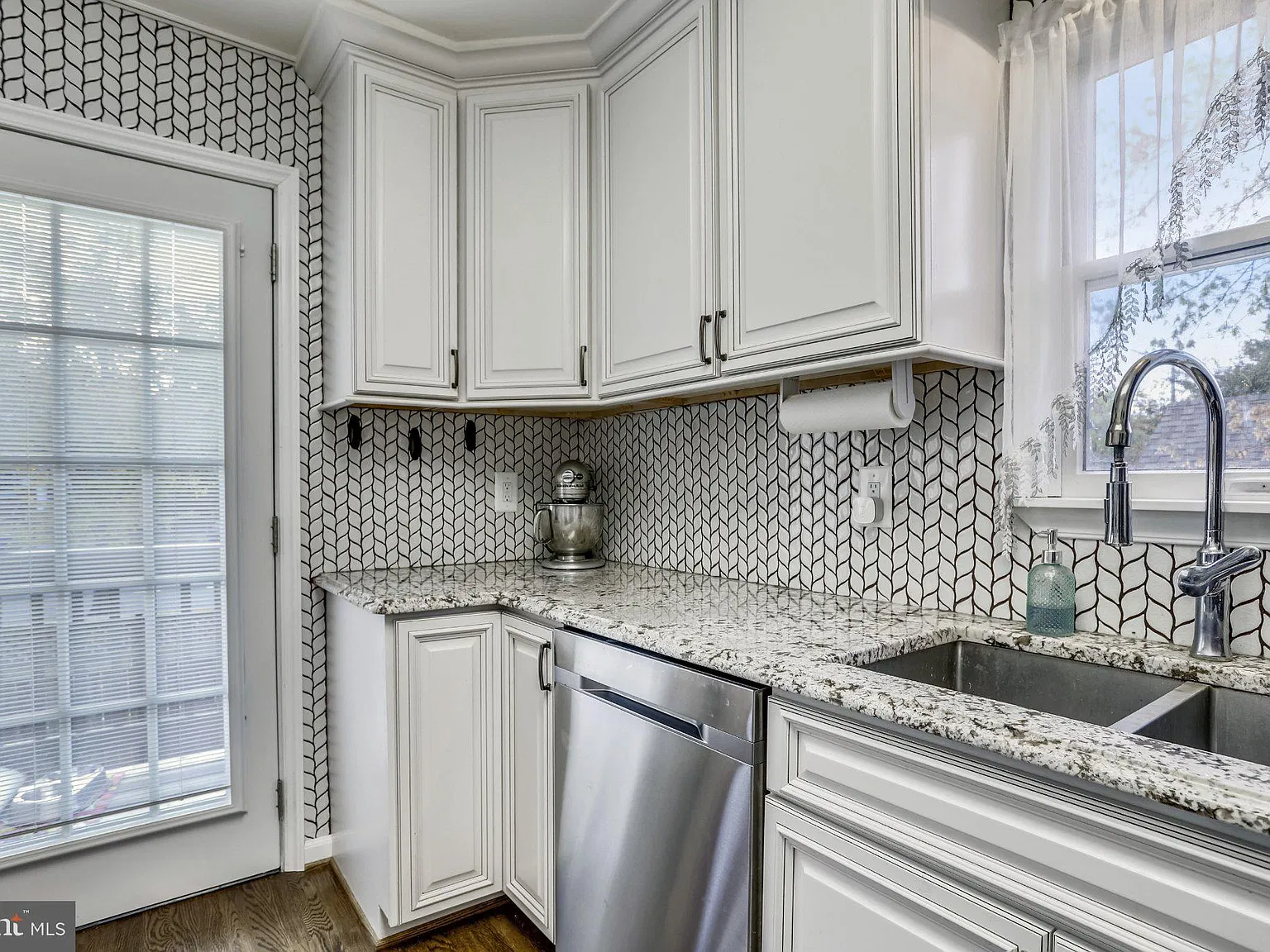 3 bed, 3.5 bath, 1496 sqft, $4,700 — Photo 4