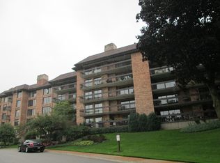 3801 Mission Hills Rd #E-411, Northbrook, IL 60062