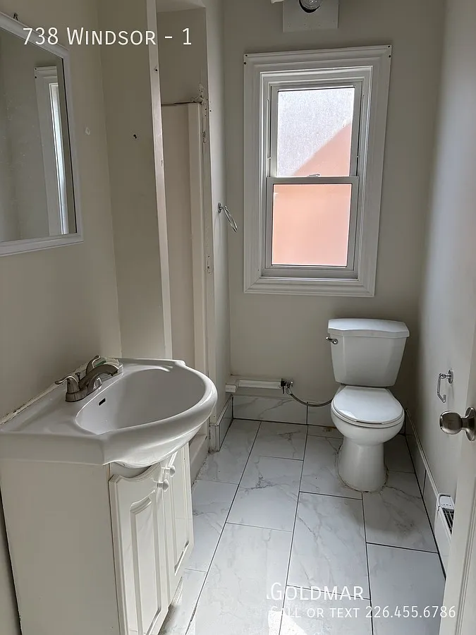 Building Photo - 738 Windsor Ave #1