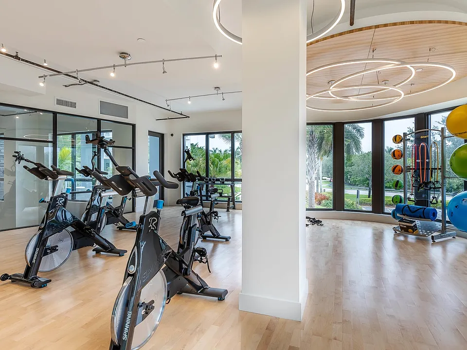 24/7 fitness center with spin room