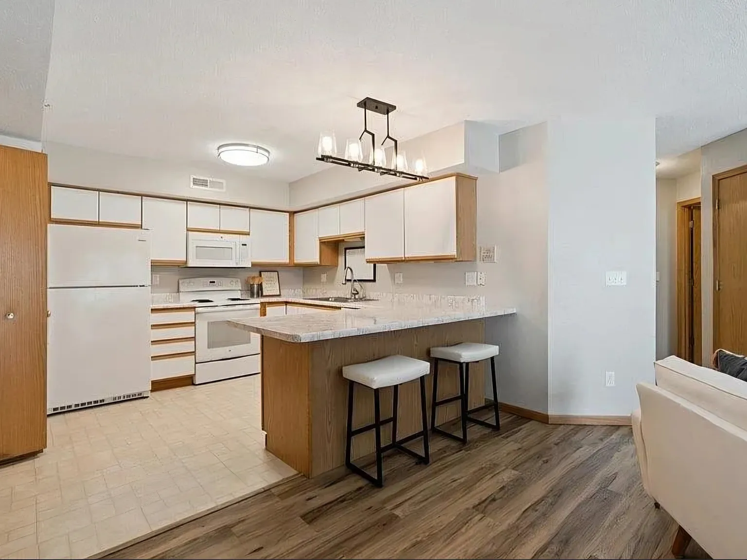 2 bed, 880 sqft, $1,350 — Photo 1