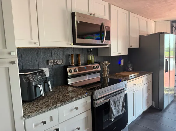 1A Parrot Pl, North Fort Myers, FL 33917