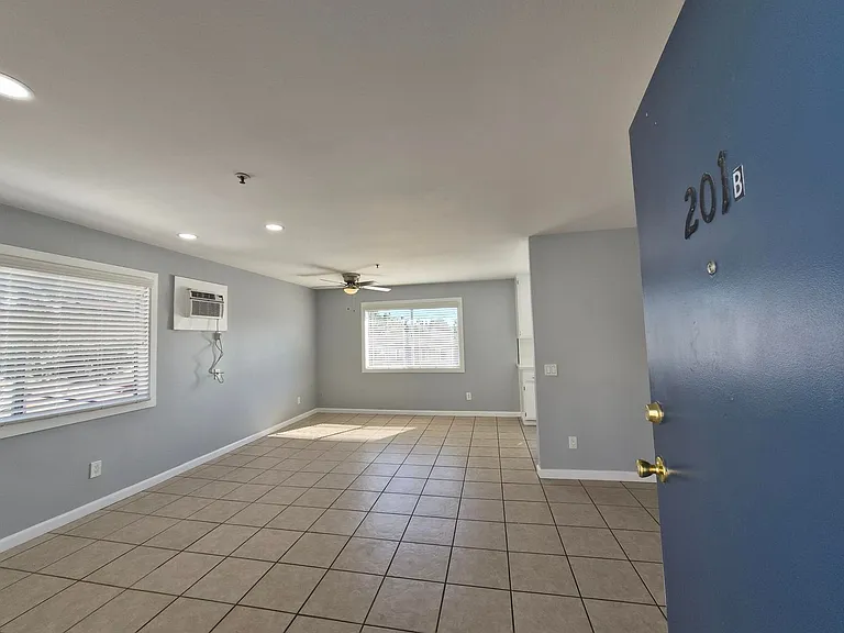 4311-4313 Toland Way — Photo 7