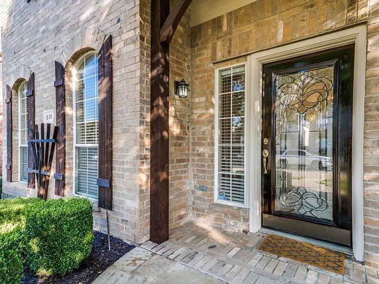 516 Hawken Dr — Photo 1