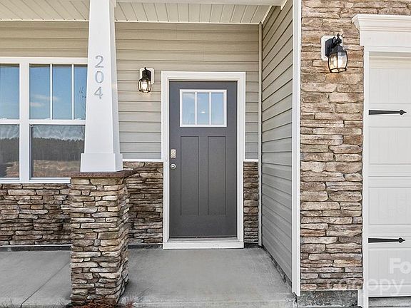 4th image of 608 Country Oak Dr