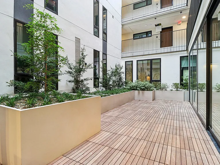 BARRINGTON ROW — Photo 10