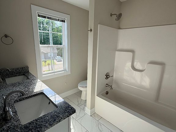 4th image of 416A Oak St