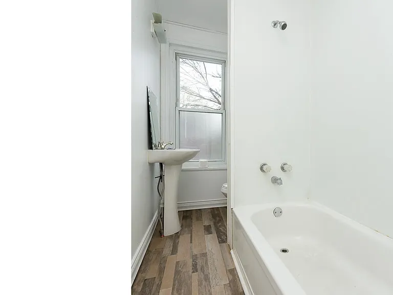 849 Queen St — Photo 2