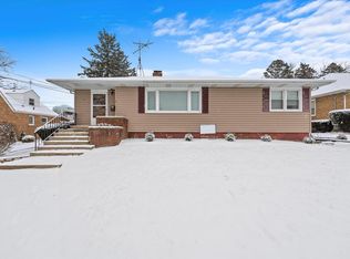 538 W South St, Woodstock, IL 60098