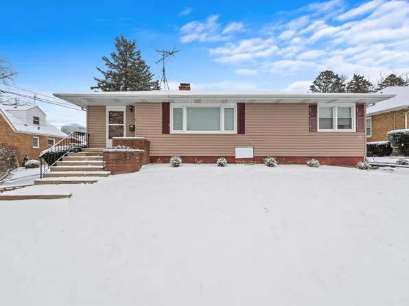 538 W South St, Woodstock, IL 60098