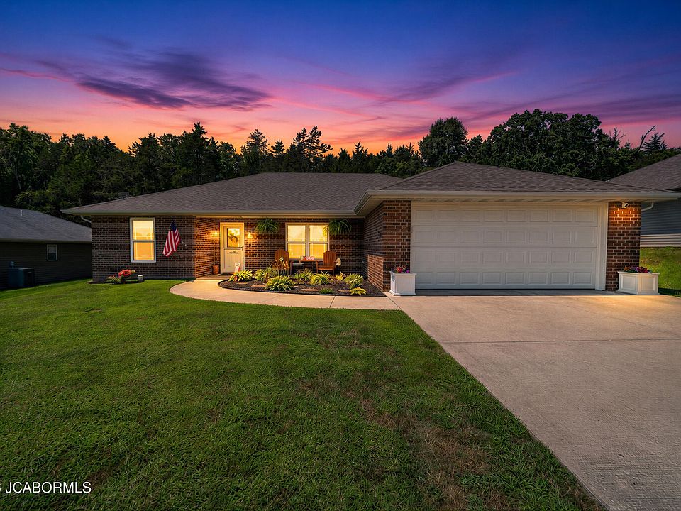 1st image of 305 Davis Dr