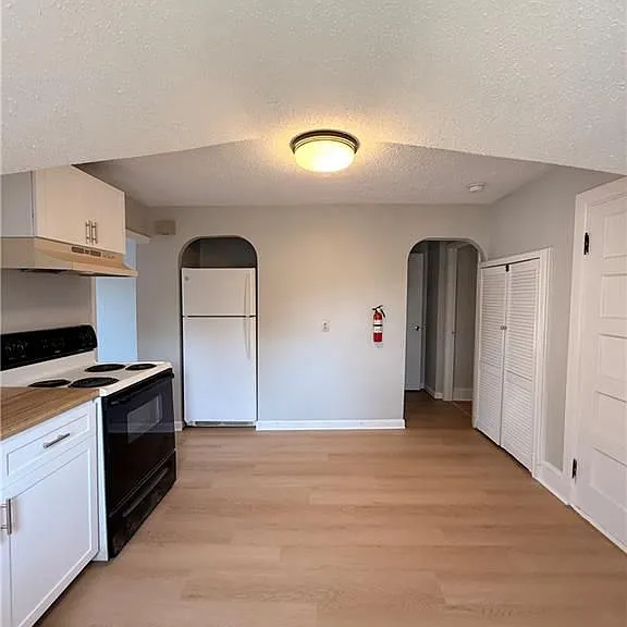 39 Andrews Ave — Photo 6