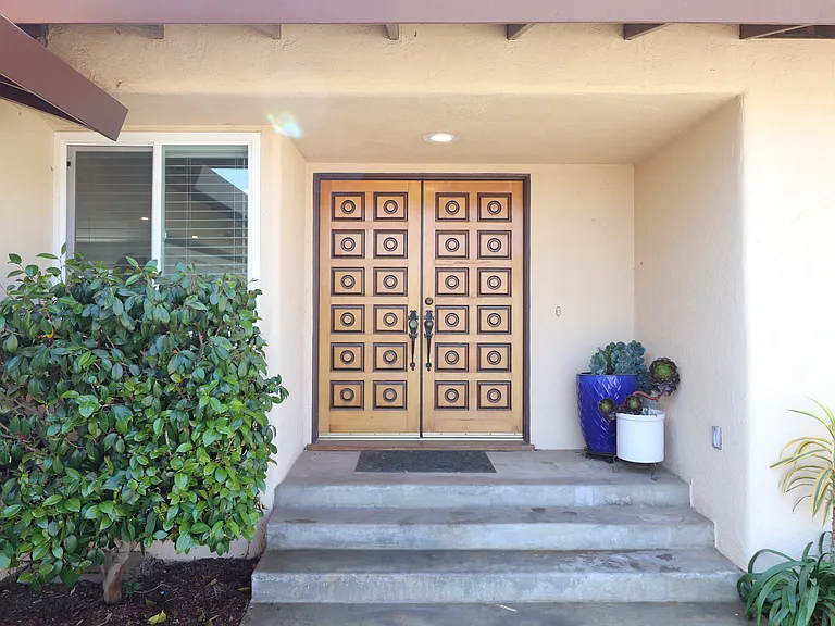 586 Poppy Ln — Photo 1
