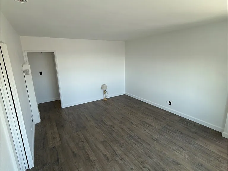 1023 W 19th St #4 — Photo 3