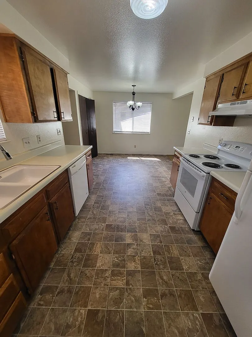 Brick home on the Westside of town- 1704 Pyrenees St. Carson City — Photo 2